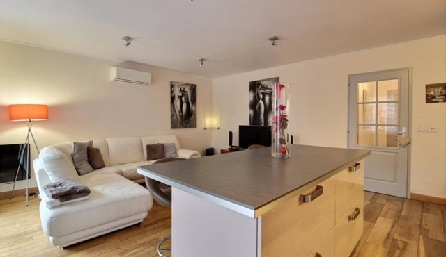 Grand T2 charming and warm.