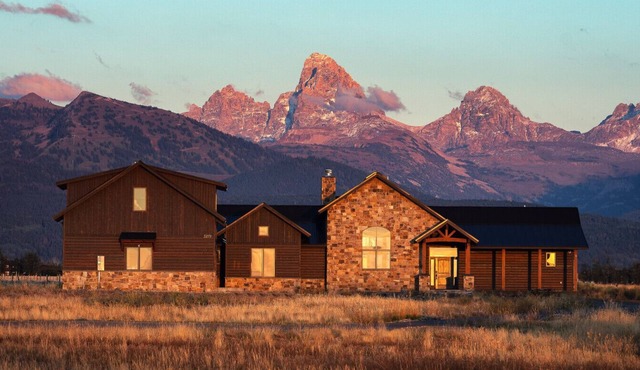 Grand Teton Painted Pony House w/Hot Tub AC and Heated Garage