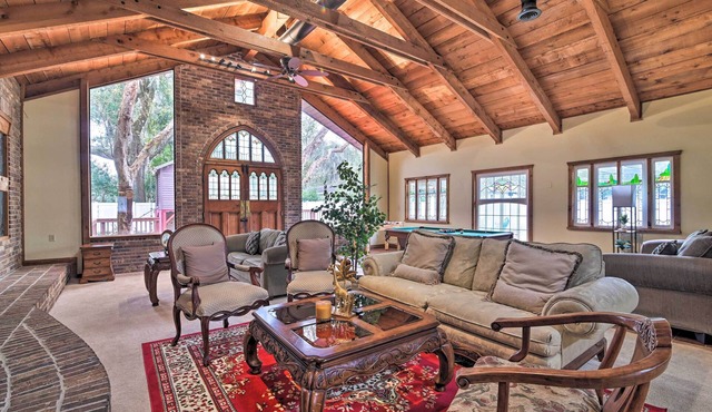 Grand Valrico Home w/Deck, Fire Pit & Yard!