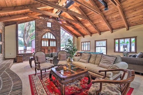 Grand Valrico Home with Deck, Fire Pit and Yard!