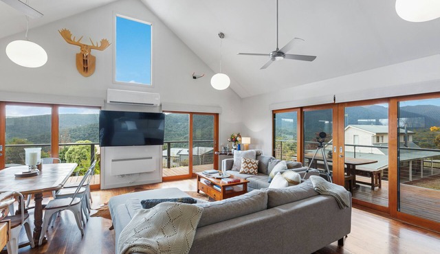 Grand View Chalet: 4 BR, 2 BA House in Merrijig, Sleeps 10