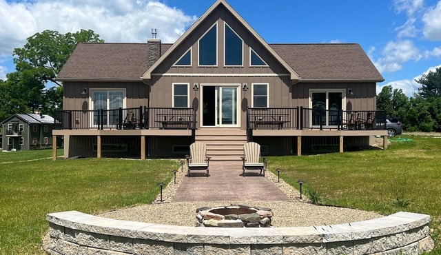 Grand View Lodge, Fantastic new custom built home with lake view!