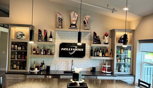 GRAND VILLA Luxury 5-Bed Motorsport Retreat–1 Mi to Road America & Elkhart Lake