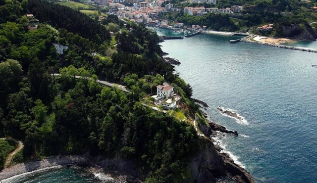 Grand villa on the Cantabrian Sea. Sweeping views, luxurious accommodation