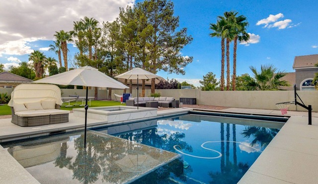 Grand Villa! Pickleball & GameRoom! 12 mins to the strip!
