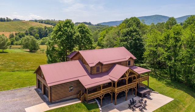 Grand Vista Lodge: Huge Cabin 5min to W. Jefferson Downtown w/Views, Hot Tub, Pool Table, Firepit!