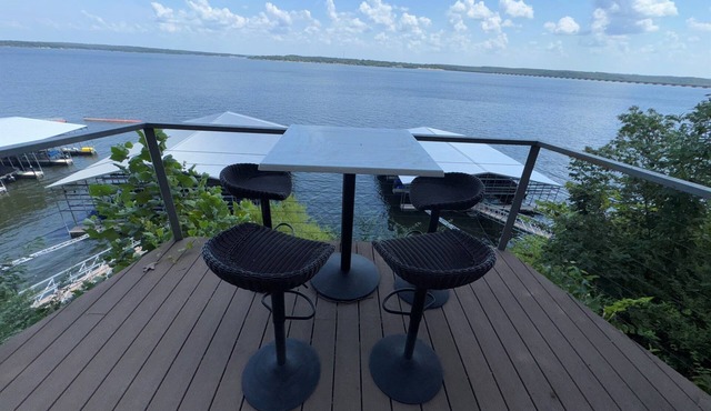 Grand Waterfront-Luxury 4-Level Lakefront Retreat, Hot Tub, Community Pool