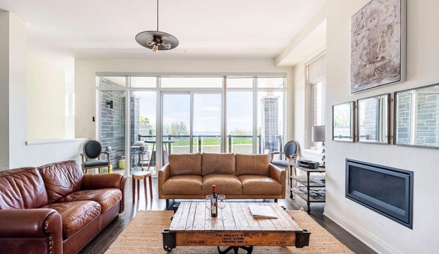 Grand Waterfront Retreat – Under 1hr from Toronto