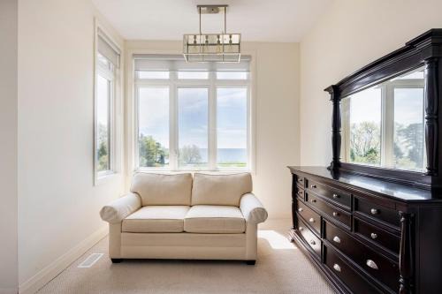 Grand Waterfront Retreat under 1hr from Toronto