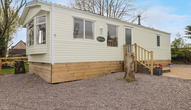 GRANDADS SHACK, pet friendly, with a garden in Pontynewynydd