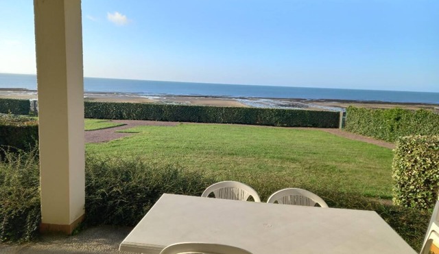 Grandcamp-maisy sea view apartment, direct beach access, 4 rooms, sleeps 6