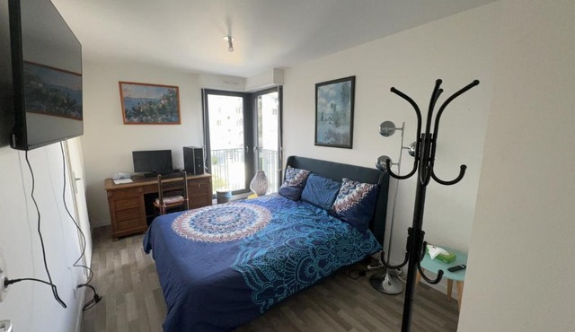 Grande chambre 14 m2 avec salle de bain privative à Nanterre Préfecture proche La Défense Aréna Campus SNCF et Paris