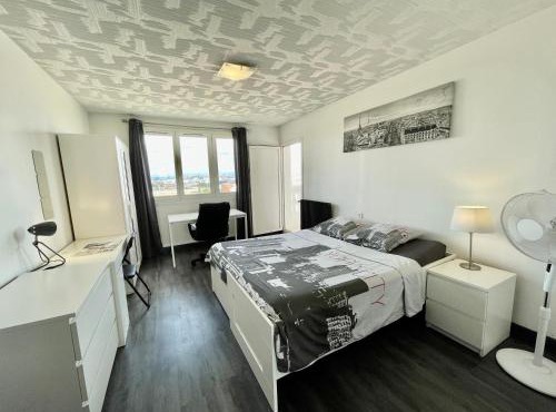 Grande chambre avec balcon privée dans un appartement en collocation
