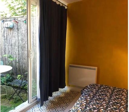 Grande chambre avec salle de bain privative