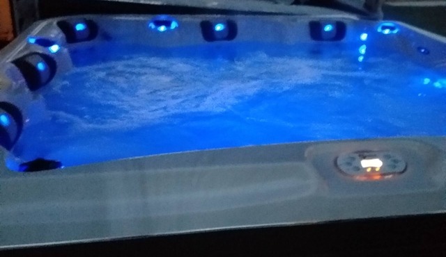 Grande Chambre de Charme Avec Bain à Remous Extérieur