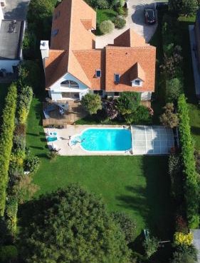 Grande Chambre entre caen et la mer chambre terrasse jardin et piscine