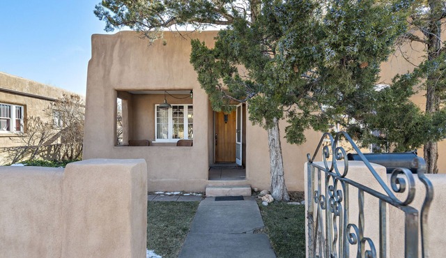 Grande Dame of Santa Fe Ave. - Historic South Capitol Home 1/2 mile to Plaza