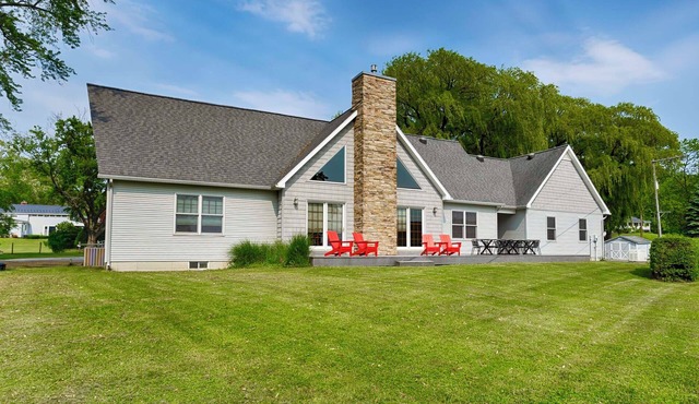 Grande Dame - She is big and beautiful! Perfect for your next lakeside group getaway!