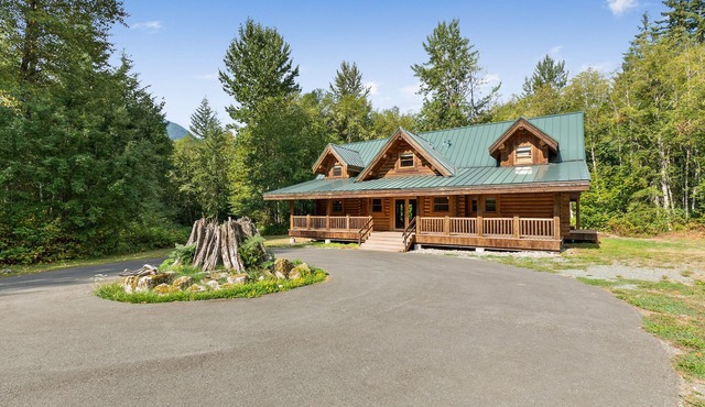 Grande Lodge: luxurious log home on 6+ acres w/hot tub near hikes & more!
