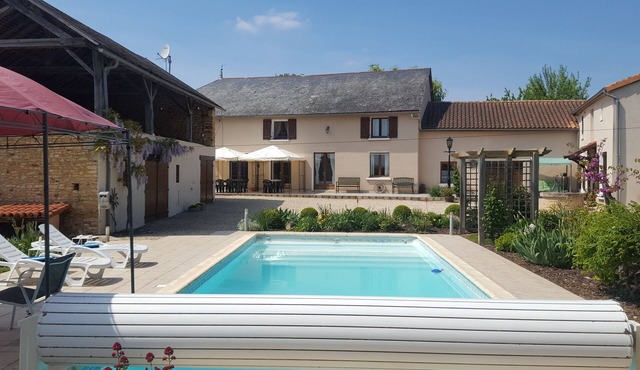 Grande Maison des Tournesols. 5 bedroom gite with heated private pool, sleeps 11