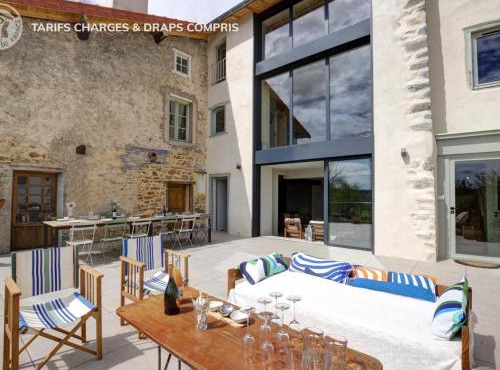 Grande maison rénovée, espace et charme au cœur de Saint-Symphorien-de-Lay - FR-1-496-312