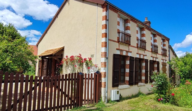 Grande Maison, Ville et Verdure. Idéal Pour Famille Nombreuse ou Groupe D'amis !