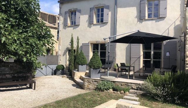 Grande Maison de Village Associant Caractère et Design Près D'uzès