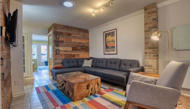Grande Maison 2 Étages, 5 Chambres Avec Cour, Près du Métro et Marché Jean Talon