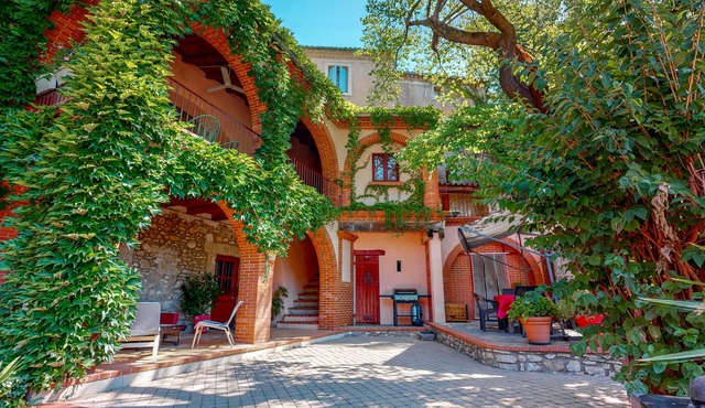 Grande Maison avec piscine et parc proche St Guilhem le Désert