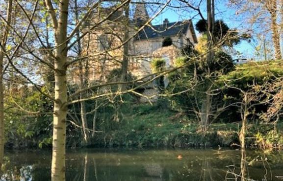 Grande maison de charme, 14 pers. 5 chambres, sauna, écrin de verdure, baby foot