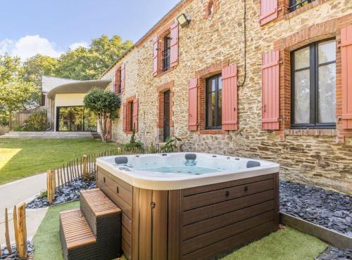 Grande maison de campagne rénovée avec parking et espace détente - FR-1-306-1303