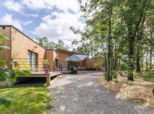 Grande maison en bois avec parc, terrasse, jeux et équipements modernes entre Nantes et Pornic - FR-1-306-1051