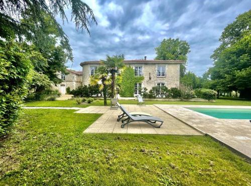 Grande maison familiale avec piscine chauffée, wifi et parking à Pranzac - FR-1-653-284