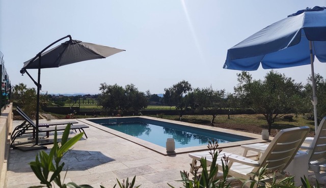 Grande Maison Avec Magnifique Piscine au Milieu D'un Jardin de 3000 m