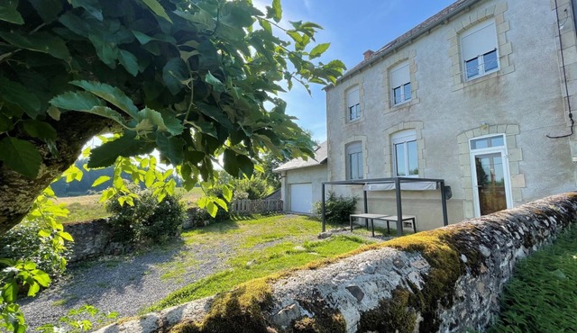 Grande Maison au Cœur de Calme et de la Verdure du Cantal