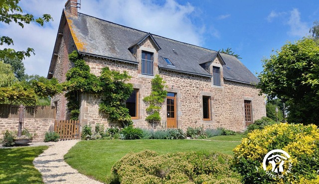 "Grande maison paisible à la campagne avec jardin paysager, proche étangs et activités de plein air"