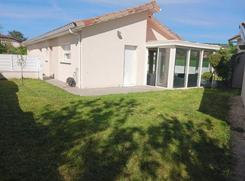 Grande maison plain pied, calme, proche A7,parking privé, idéal pro et famille nombreuse