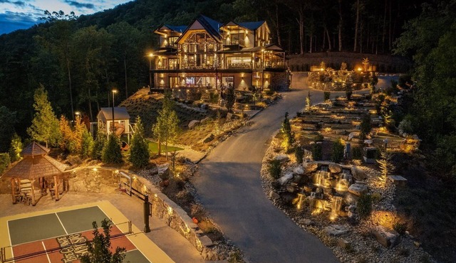 Grande Majestic ~ Pickleball ~ Mini Golf ~ Duck Bowling ~ Pool ~ Sleeps 40!