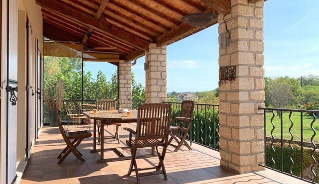 Grande Villa au Calme Avec Piscine et Grands Espaces Arborés, vue Panoramique