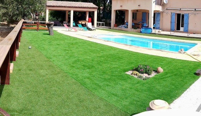 Grande villa avec piscine sous les chênes