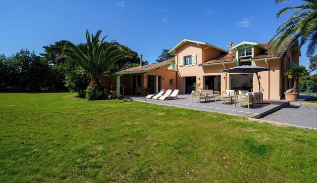 Grande Villa Familiale Rénovée, Immense Jardin & Pelote Basque, 9min de la Plage