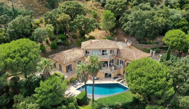 Grande Villa,piscine,clim, vue mer Dans les Hauteurs de Cavalaire