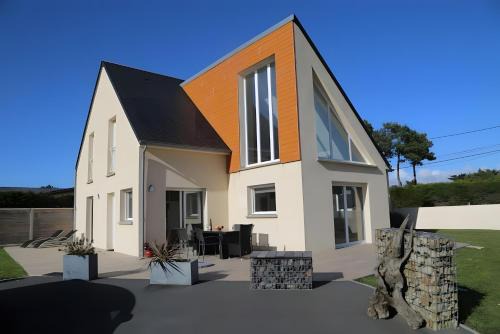 Grande Villa Bord De Mer in Saint-Germain-sur-Ay