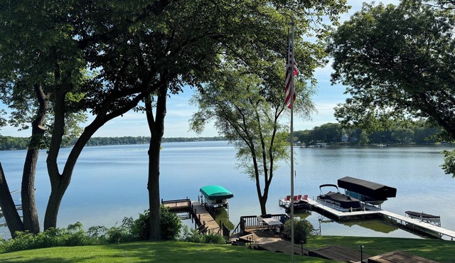 Grande Vista Manor-Beautiful Lakefront Home Minutes From Lake Geneva