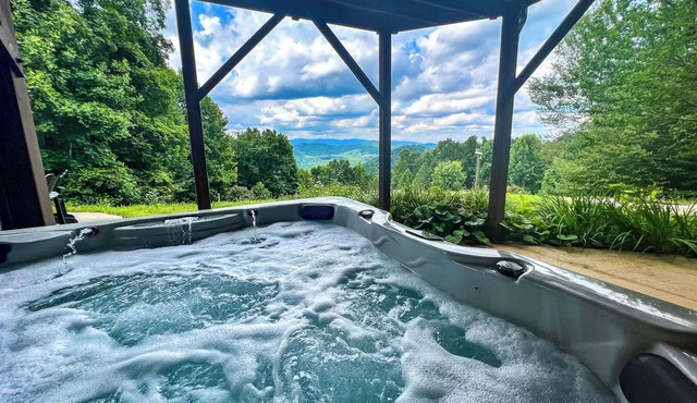 Grande Vue - 5BR/4BA w/Hot Tub, Pool Table, Disc Golf Course & Views!