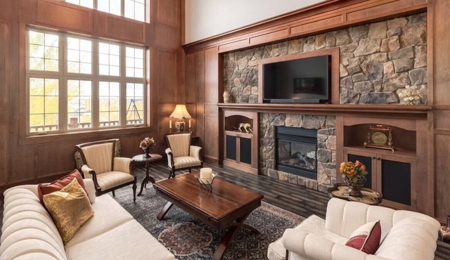 "Grandeur" Luxury living, Sleeps 8!