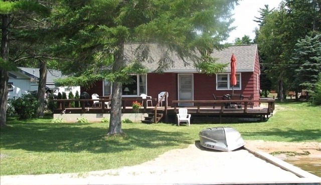 Grandma's Cozy Sunset Cottage on Mullett Lake