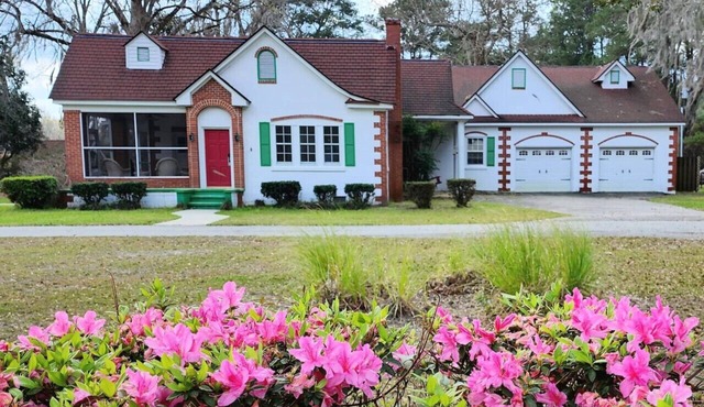 Grandma’s House at Mid Way Retro Retreat Pet & Family Friendly