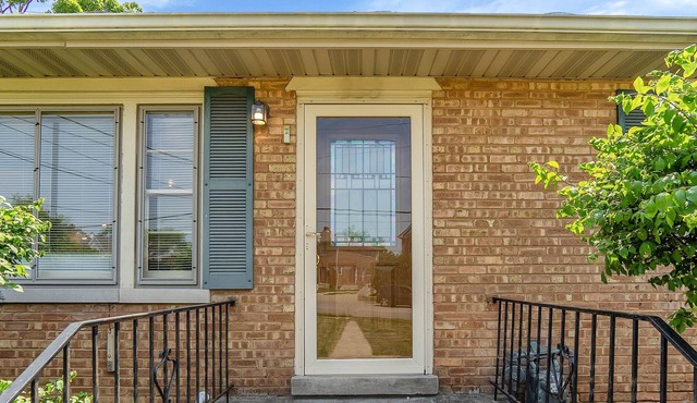 Grandma's House - Furnished - 1 Block to Metra Line - Pets Welcome - Fenced Yard