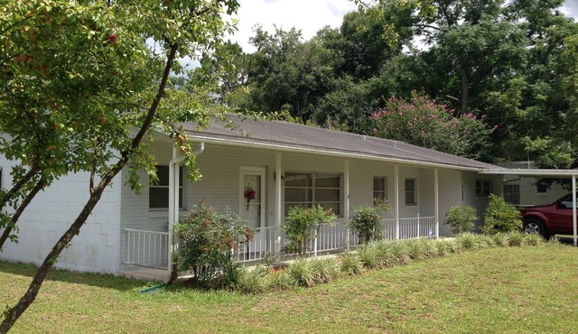 Grandma's Place Large Comfortable Private Home Fenced Backyard Covered Parking